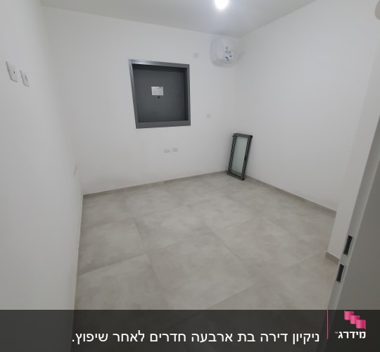 חדר ריק עם רצפה נקייה ומנורה דולקת